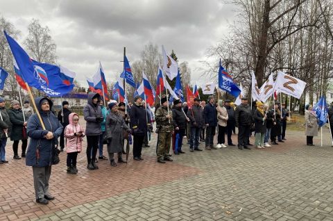 Митинг солдат. Триколор России война. Российские военные под флагом России. Митинги в поддержку войны 1941. Фото с митинга нет войне.